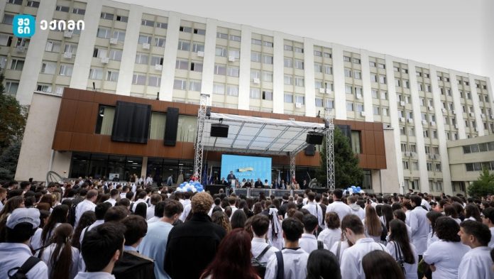 მინისტრის თქმით, სამედიცინო პროფესია განსაკუთრებულ პასუხისმგებლობასთანაა დაკავშირებული და სტუდენტებს, მომავალ საქმიანობაში, წარმატება უსურვა