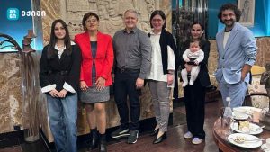 გიორგი ფხაკაძემ მედიაჰოლდინგ „შენის“ სარედაქციო კოლეგიას უმასპინძლა – გიორგი ფხაკაძის რეზიდენცია მე-16 საუკუნის სასახლეა, სადაც დრო ჩერდება და ზღაპრულ სამყაროში გადადიხარ