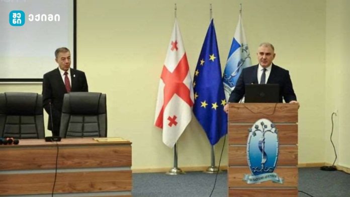 განიხილავენ თანამედროვე მიდგომებს გადაუდებელ მედიცინასა და ინტენსიურ თერაპიაში, მათ შორის ხელოვნური ინტელექტის როლს სეფსისის მართვაში, მწვავე რესპირაციული სინდრომის და კარდიო-რესპირაციული უკმარისობის მართვის უახლეს მეთოდებს