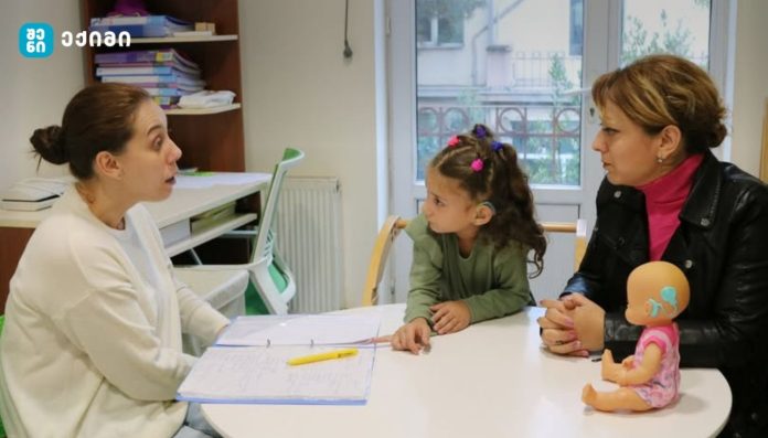 გოგონა სმენის დაქვეითებით დაიბადა - სხვადასხვა კვლევის მიხედვით, საქართველოში მოსახლეობის დაახლოებით 6.5%-8.1% აქვს სმენის დაქვეითების რაიმე ფორმა