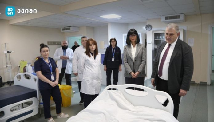 მიხეილ სარჯველაძემ და თეა ახვლედიანმა მათ შორის ის პაციენტები მოინახულეს, რომლებიც დროებით ოკუპირებულ აფხაზეთში ცხოვრობენ და სამედიცინო მომსახურებას რუხის კლინიკაში იღებენ