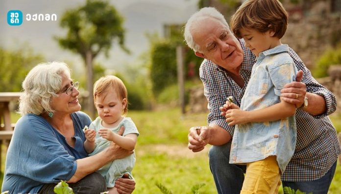 შვილიშვილები ხანდაზმულ ადამიანებს ტვინის ჯანმრთელობის შენარჩუნებაში ეხმარებიან