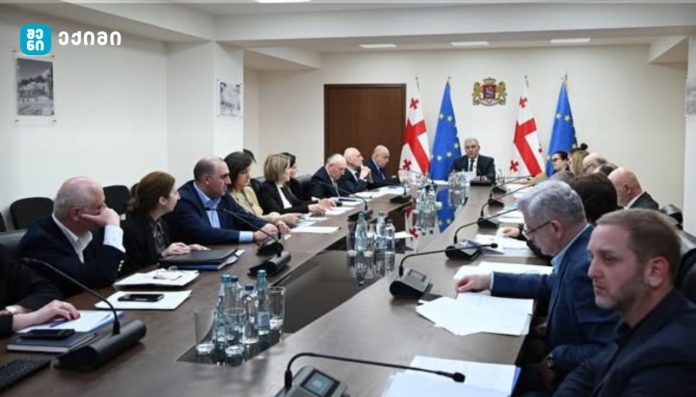 ფსიქოტროპული მედიკამენტების არამართლზომიერად და ჭარბი ოდენობით გამოწერის გამო, 10 მედიკოსს პროფესიული პასუხისმგებლობა დაეკისრა - ერთს საექიმო საქმიანობის სერტიფიკატი სამუდამოდ გაუუქმდა, 8 ექიმს, საქმიანობის უფლება, 6 თვის ვადით შეეზღუდა, ერთს კი წერილობითი გაფრთხილება მიეცა