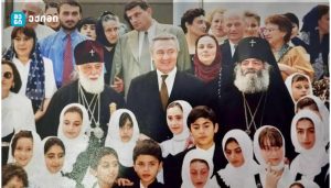 „ეს ფოტო გადაღებულია 1999 წელს, ქუთაისში. ამ ფოტოზე არიან ჩემი ბებია — ქეთევან ფხაკაძე და ჩემი ნათლია — მეუფე კალისტრატე… ორივე მათგანი უკვე წლებია აღარ არის ჩვენთან. და დღეს… ჩვენ დავკარგეთ ჩვენი პატრიარქიც“- გიორგი ფხაკაძის ემოციური პოსტი