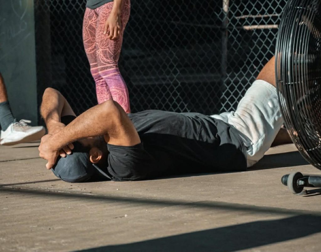 არც მწვრთნელი და არც მისი მოსწავლე ვერ აცნობიერებს, თუ რამდენად დიდი ზიანის მიყენება შეუძლია ასეთ მაღალინტენსიურ ვარჯიშს მოუმზადებელი ადამიანის ორგანიზმისთვის | sheniekimi.ge | შენი ექიმი