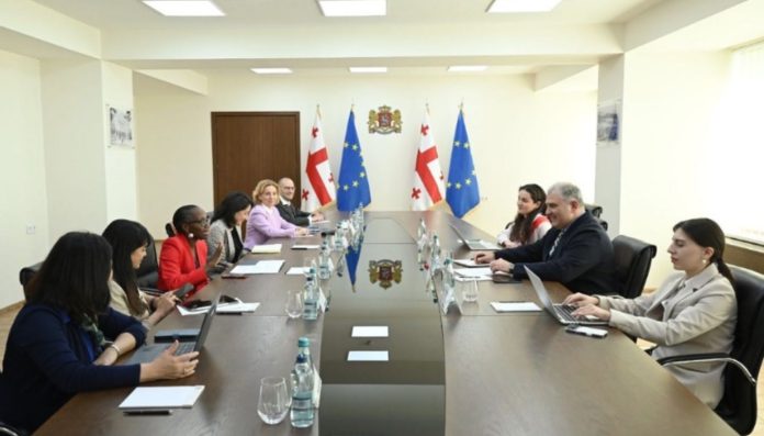 საუბარი შეეხო მედიკამენტებზე რეფერენტული ფასების დადგენის მექანიზმსა და შესაბამისი კომისიის საქმიანობას, რომელიც, როგორც ეფექტიანი და სისტემური რეგულირების მნიშვნელოვანი ინსტრუმენტი, დადებითად შეფასდა