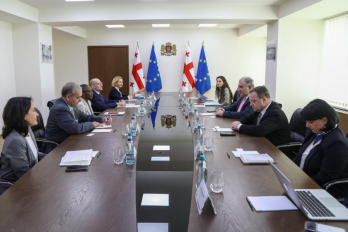 შეხვედრაზე, მხარეებმა ადამიანური კაპიტალის პროექტის მიმდინარეობასა და სოციალური დაცვის ანგარიშგების ინტეგრირებული სისტემის დანერგვაზე (IRSSP) ისაუბრეს. განიხილეს სოციალური სისტემების გაძლიერებისა და დასაქმების შესაძლებლობები