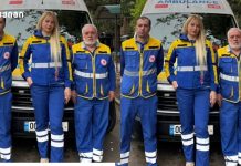 „უგონო მდგომარეობაში მყოფი პაციენტი არ სუნთქავდა და პულსი არ ესინჯებოდა“ – ექიმების კოორდინირებულმა ბრძოლამ შედეგი გამოიღო, პაციენტის გულის მუშაობა კვლავ აღდგა Three emergency medical workers in blue and yellow uniforms with reflective stripes stand in front of an ambulance showing 112 on the hood.