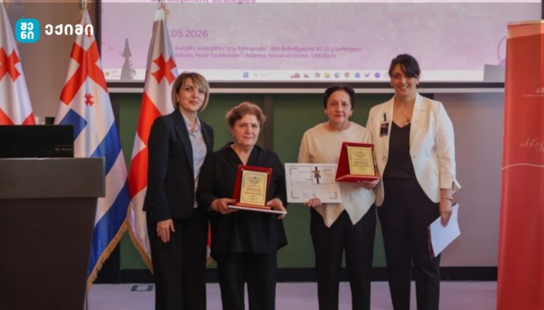 „მადლობა თითოეულ ექთანს პასუხისმგებლობისა და პროფესიონალიზმისთვის. განსაკუთრებული მადლობა კი ღვაწლმოსილ ექთნებს, რომლებმაც ათწლეულების განმავლობაში ღირსეულად ატარეს პროფესიის სიყვარული. მათი მრავალწლიანი, უწყვეტი ზრუნვა ჯანდაცვის სისტემის ერთ-ერთი უმნიშვნელოვანესი საყრდენია“-ნინო ნიჟარაძე