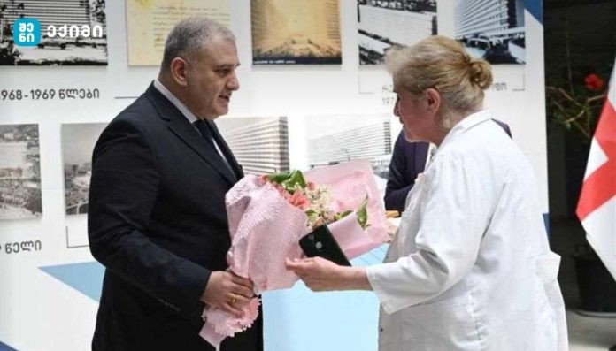 ჯანდაცვის მინისტრმა მედპერსონალს პროფესიული დღე მიულოცა, გაწეული საქმიანობისთვის მადლობა გადაუხადა და აღნიშნა, რომ მათი შრომა და წვლილი ჯანდაცვის სისტემის გამართულად ფუნქციონირებაში ფასდაუდებელია.