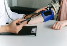 ჰიპერტენზიის ხუთი ძირითადი მექანიზმი არტერიული წნევის ციფრებს მიღმა სამედიცინო დიაგრამა, რომელიც აჩვენებს ჰიპერტენზიის ხუთ მექანიზმს, მათ შორის სითხის შეკავებასა და ვასკულარულ ცვლილებებს