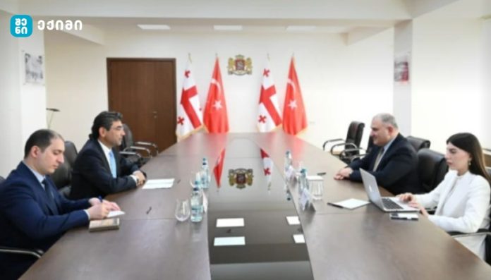 გაცნობითი ხასიათის შეხვედრაზე მინისტრმა ელჩს უწყების საქმიანობის შესახებ დეტალური ინფორმაცია მიაწოდა, ასევე ისაუბრეს სხვადასხვა მიმართულებით მიმდინარე რეფორმებზე