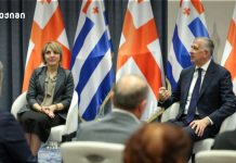 „აჭარის ჯანდაცვის სამინისტროს ბიუჯეტი დინამიურად მზარდია, რაც ნიშნავს მეტ პროგრამას და მეტ შესაძლებლობას ჩვენი მოსახლეობისთვის. გრძელდება სამედიცინო ინფრასტრუქტურის განვითარებაც. ძალიან მალე რეგიონში სამი სამედიცინო დაწესებულების მშენებლობა დასრულდება“-აჭარის მთავრობის თავმჯდომარე „აჭარის ჯანდაცვის სამინისტროს ბიუჯეტი დინამიურად მზარდია, რაც ნიშნავს მეტ პროგრამას და მეტ შესაძლებლობას ჩვენი მოსახლეობისთვის. გრძელდება სამედიცინო ინფრასტრუქტურის განვითარებაც. ძალიან მალე რეგიონში სამი სამედიცინო დაწესებულების მშენებლობა დასრულდება“-აჭარის მთავრობის თავმჯდომარე