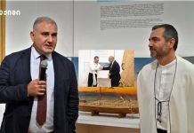 სილვიუ დომენტე, ჯანმრთელობის მსოფლო ორგანიზაციის (WHO) წარმომადგენელი საქართველოში, ასრულებს თავის მისიას შვიდწლიანი მოღვაწეობის შემდეგ Man in a suit holding a microphone speaks beside a man in a white robe; an inset shows a handshake and certificate.