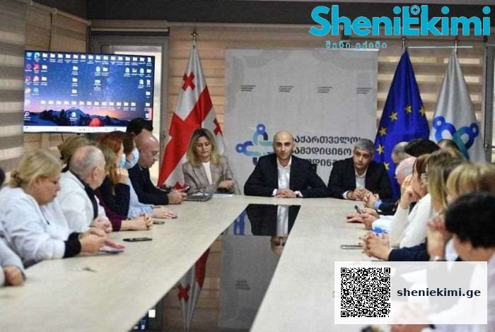ჯანდაცვის მინისტრის მოადგილემ რესპუბლიკური საავადმყოფოს თანამშრომლებს კლინიკასთან დაკავშირებული სამომავლო გეგმებისა და კომპენსაციების შესახებ ინფორმაცია მიაწოდა | sheniekimi.ge | შენი ექიმი
