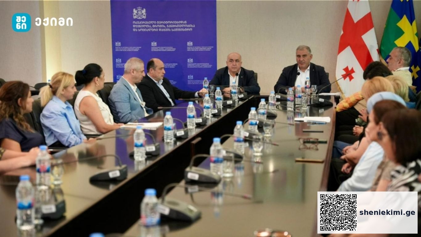 მომსახურებას მრავალდარგობრივი გუნდი უზრუნველყოფს, რომელშიც ექიმი, ექთანი, მომვლელი და სოციალური მუშაკი არის ჩართული. ასევე, გათვალისწინებულია ტექნიკური და საყოფაცხოვრებო დახმარება | sheniekimi.ge | შენი ექიმი