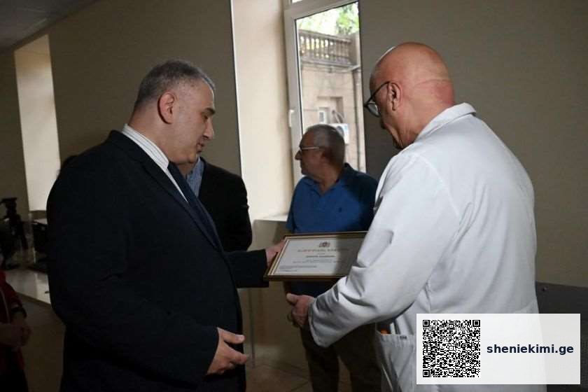 მიხეილ სარჯველაძემ თენგიზ ასათიანს 80 წლის იუბილე მიულოცა | sheniekimi.ge | შენი ექიმი