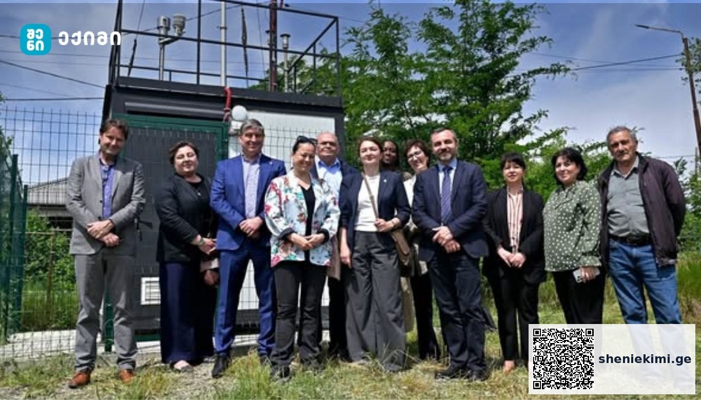 ჯანმრთელობის მსოფლიო ორგანიზაციის წარმომადგენლები, პარტნიორებთან ერთად სოფ. თაზაქენდს ეწვივნენ და ახალი სადგური მოინახულეს, რომლითაც შესაძლებელია ჰაერის ხარისხის მონიტორინგი – მაღალი სიზუსტის მონაცემების მიღება ატმოსფერული ჰაერის დაბინძურებისა და ამ დაბინძურების წყაროების შესახებ | sheniekimi.ge | შენი ექიმი