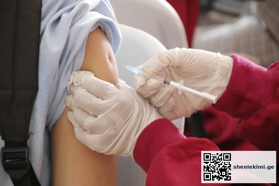 NHS-მა მენინგიტის B ვაქცინით 89 261 ახალგაზრდა აცრა პირველი ორი კვირის განმავლობაში | sheniekimi.ge | შენი ექიმი